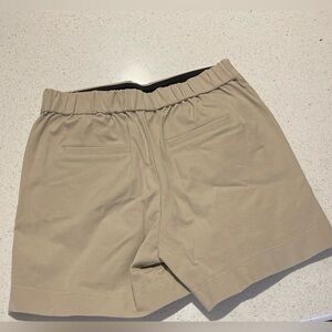 Lyssé New York smoothing stretch khaki shorts XS NWT